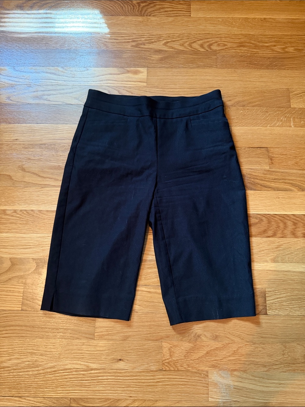 Chico's Black Tailored Bermuda Shorts Chicos size 00, actual size 2